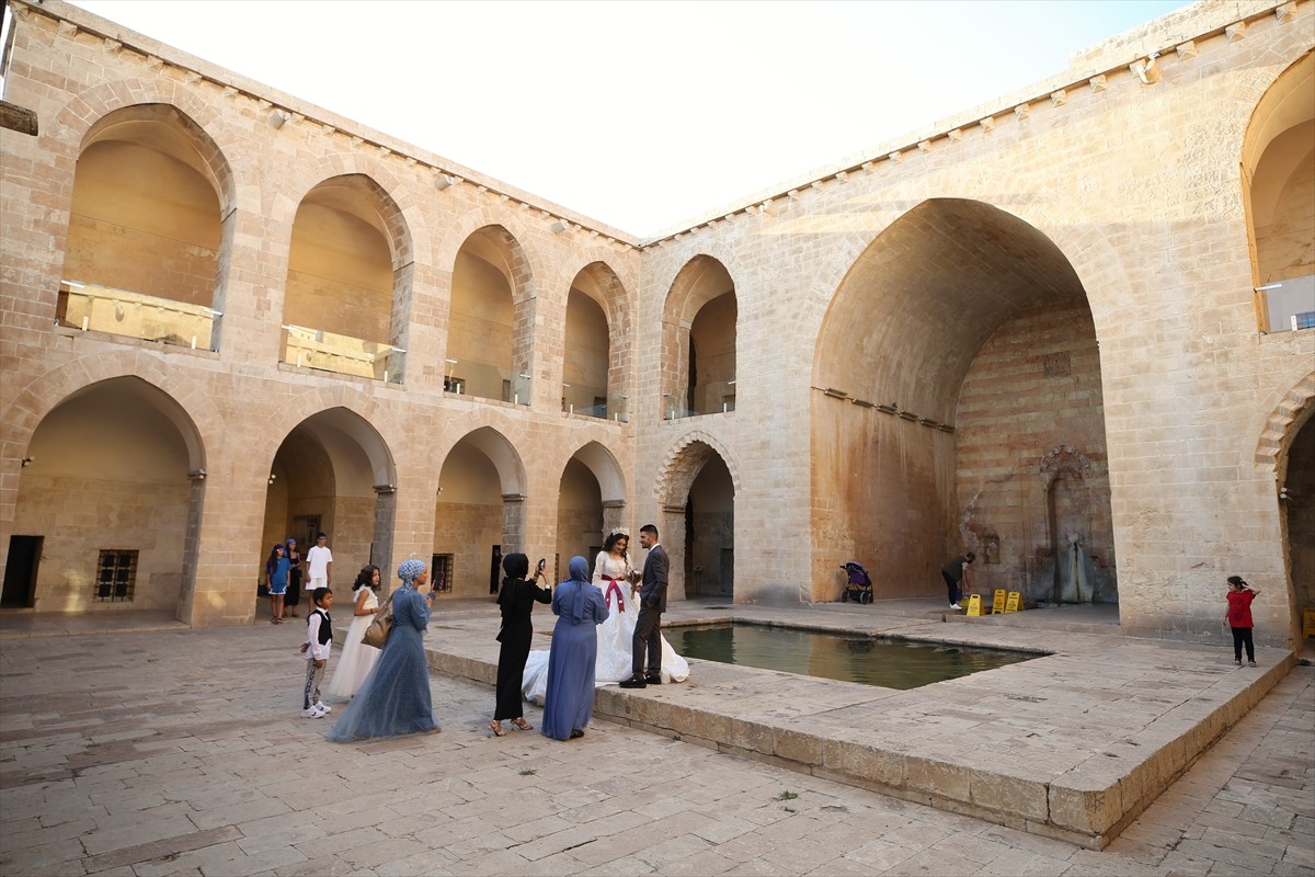 Mardin'de dünyaevine giren çiftler, düğün fotoğraflarının çekimini stüdyo yerine bunaltıcı...