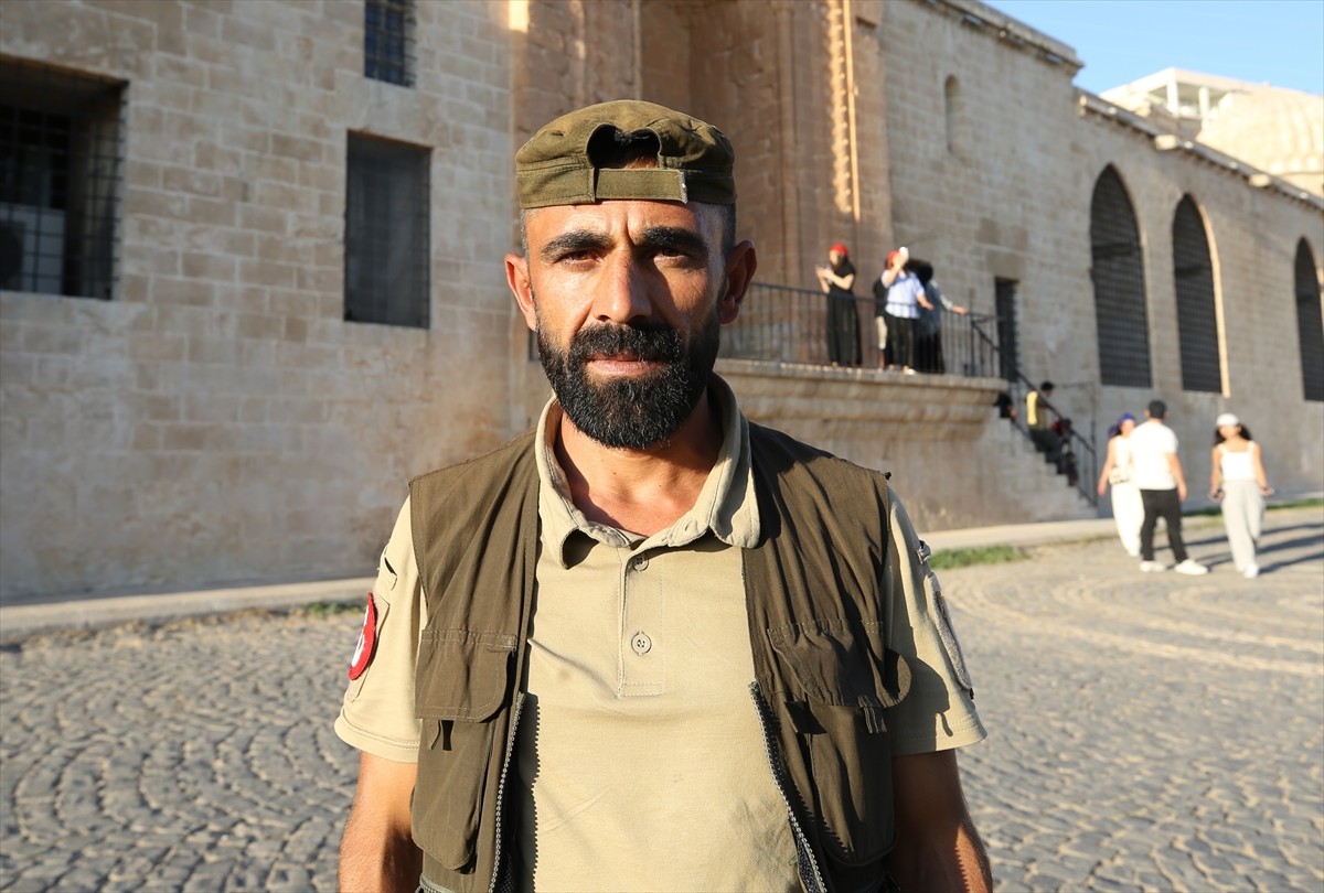 Mardin'de dünyaevine giren çiftler, düğün fotoğraflarının çekimini stüdyo yerine bunaltıcı...