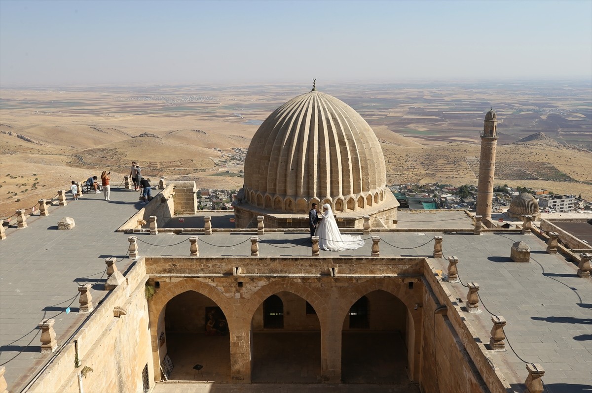 Mardin'de dünyaevine giren çiftler, düğün fotoğraflarının çekimini stüdyo yerine bunaltıcı...