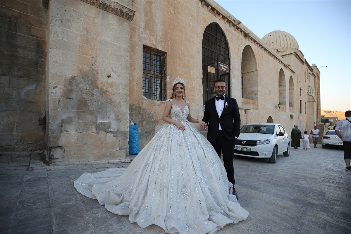 Mardin'de dünyaevine giren çiftler, düğün fotoğraflarının çekimini stüdyo yerine bunaltıcı...
