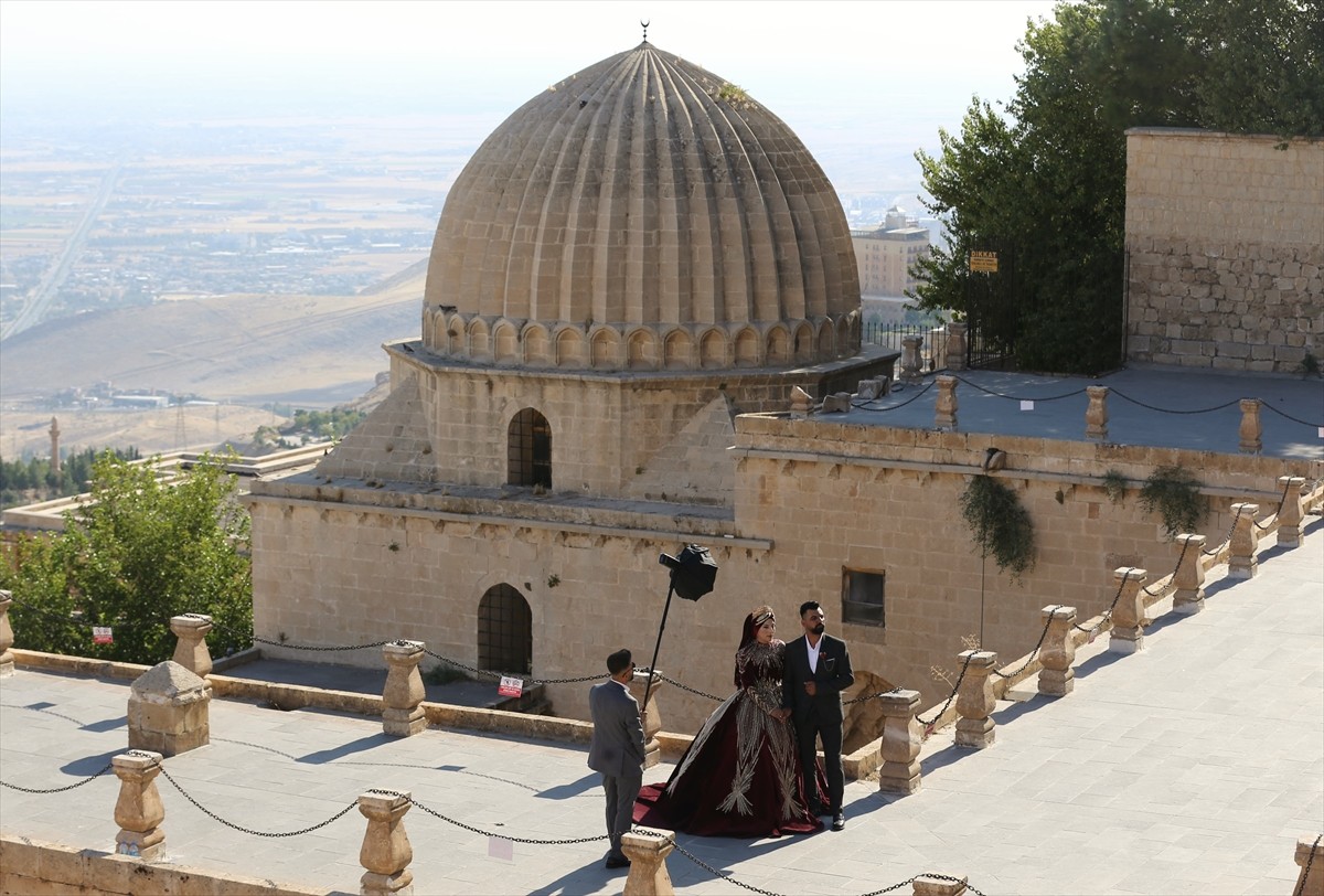 Mardin'de dünyaevine giren çiftler, düğün fotoğraflarının çekimini stüdyo yerine bunaltıcı...