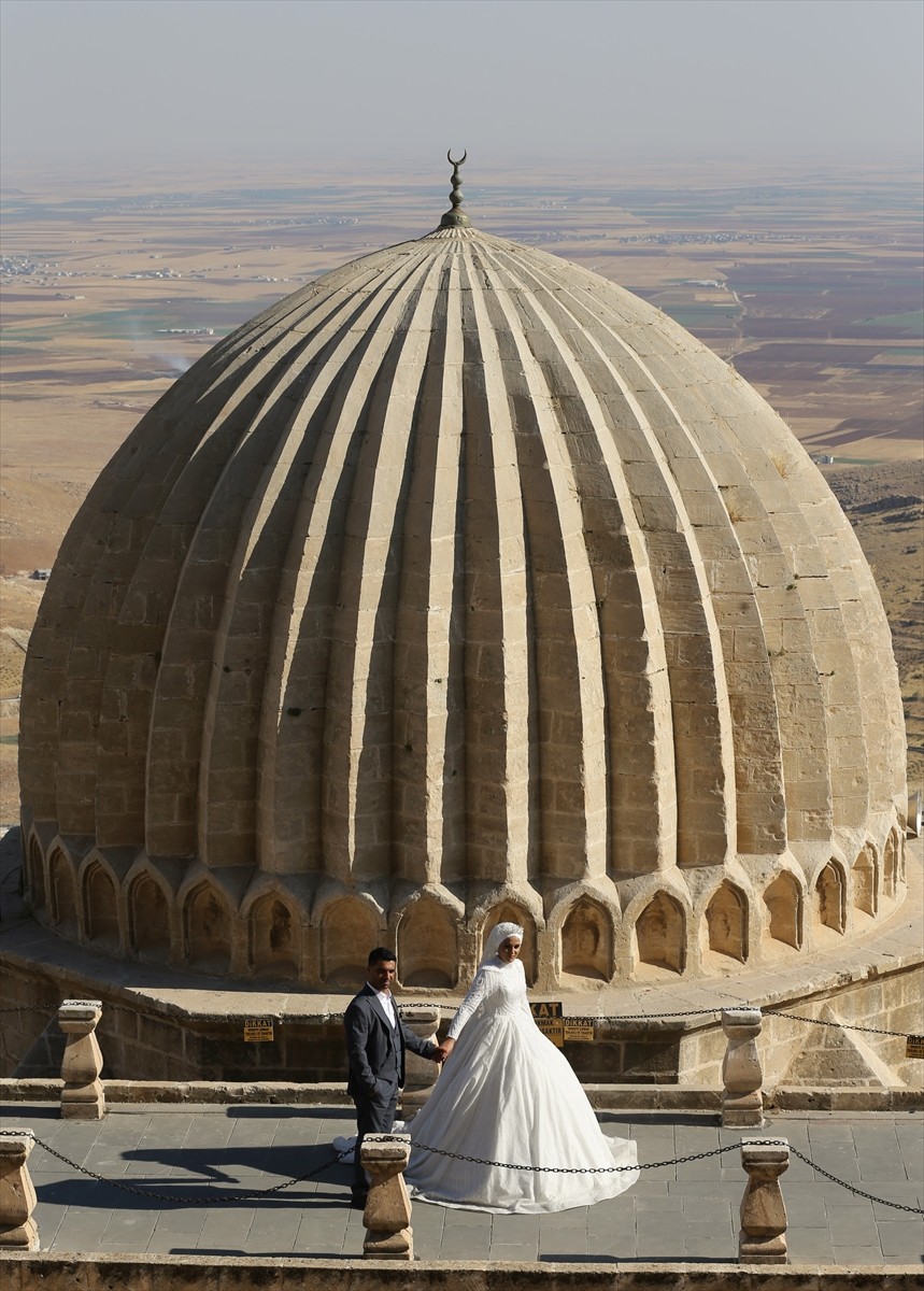 Mardin'de dünyaevine giren çiftler, düğün fotoğraflarının çekimini stüdyo yerine bunaltıcı...