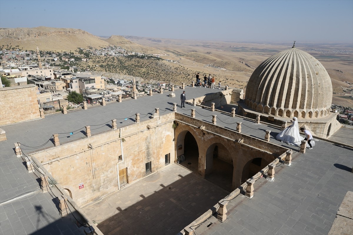 Mardin'de dünyaevine giren çiftler, düğün fotoğraflarının çekimini stüdyo yerine bunaltıcı...