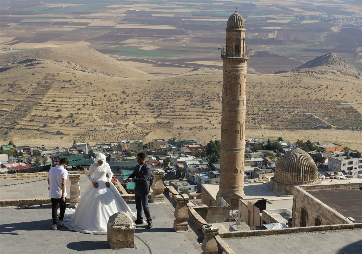 Mardin'de dünyaevine giren çiftler, düğün fotoğraflarının çekimini stüdyo yerine bunaltıcı...