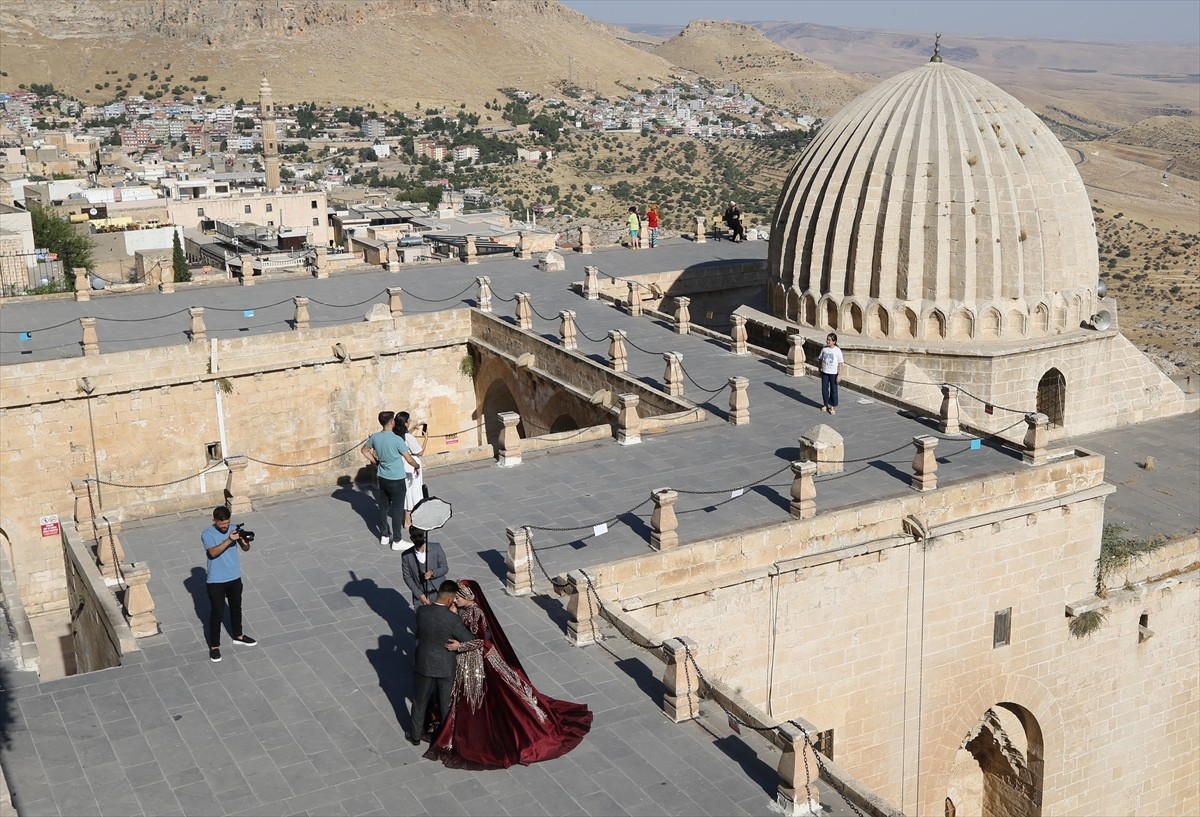 Mardin'de dünyaevine giren çiftler, düğün fotoğraflarının çekimini stüdyo yerine bunaltıcı...