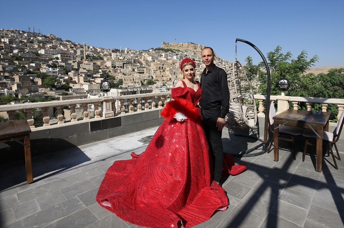 Mardin'de dünyaevine giren çiftler, düğün fotoğraflarının çekimini stüdyo yerine bunaltıcı...
