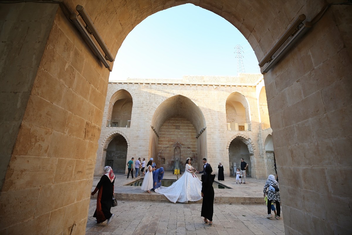 Mardin'de dünyaevine giren çiftler, düğün fotoğraflarının çekimini stüdyo yerine bunaltıcı...
