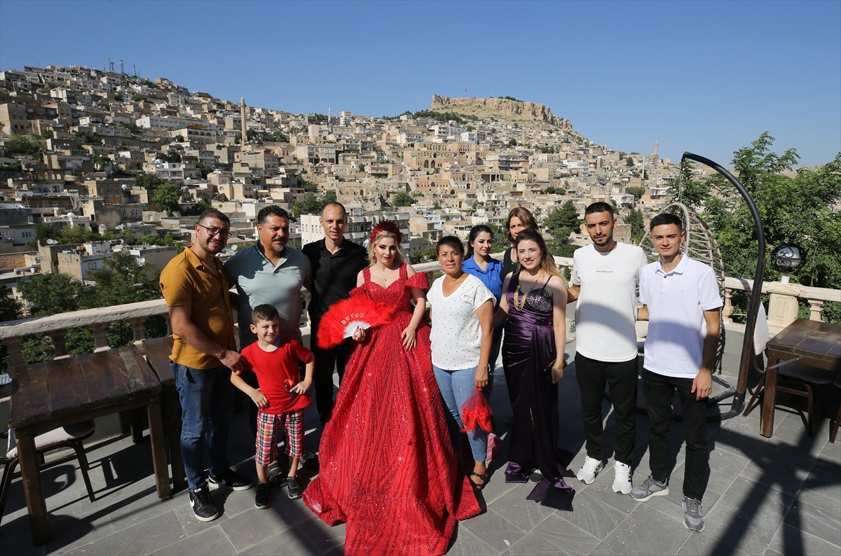 Mardin'de dünyaevine giren çiftler, düğün fotoğraflarının çekimini stüdyo yerine bunaltıcı...