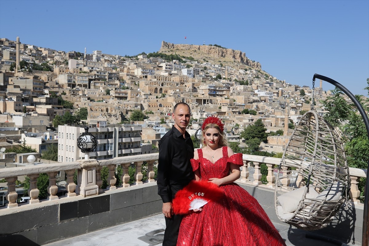 Mardin'de dünyaevine giren çiftler, düğün fotoğraflarının çekimini stüdyo yerine bunaltıcı...