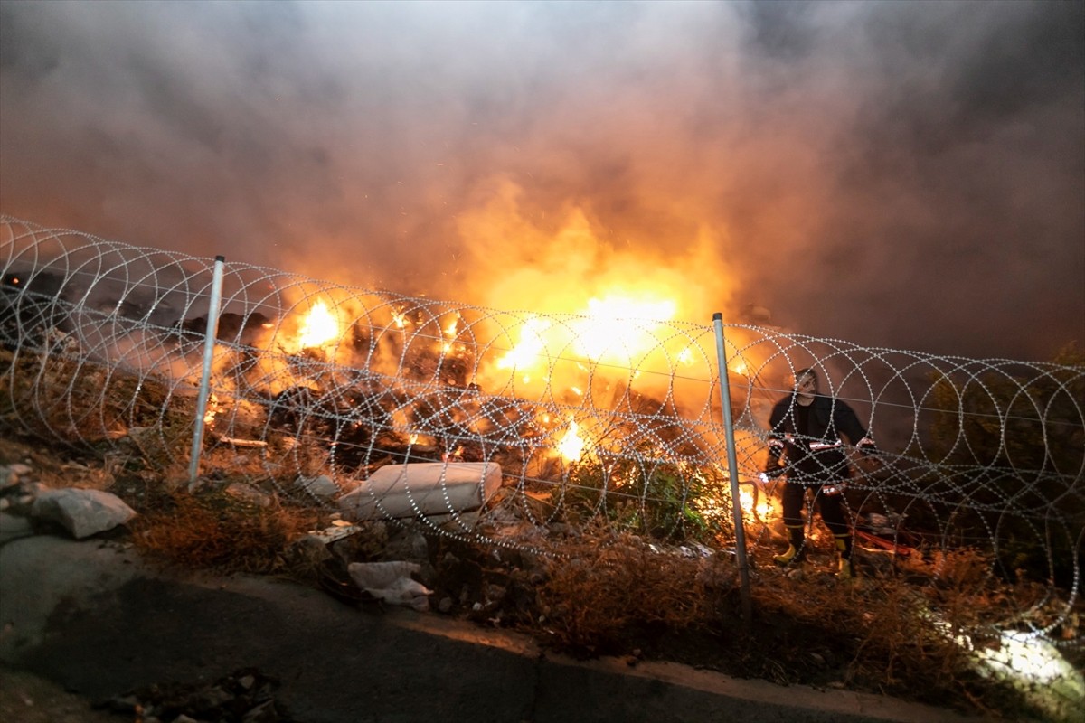 Mersin'in Yenişehir ilçesinde, atıkların bulunduğu alanda çıkan yangın itfaiye ekiplerinin...