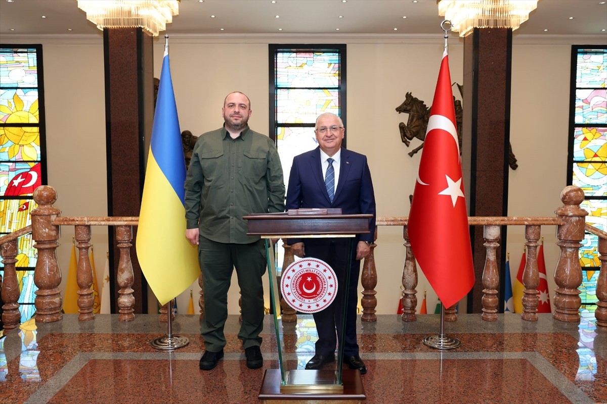 Milli Savunma Bakanı Yaşar Güler (sağda), Ankara’ya ziyaret gerçekleştiren Ukrayna Savunma Bakanı...