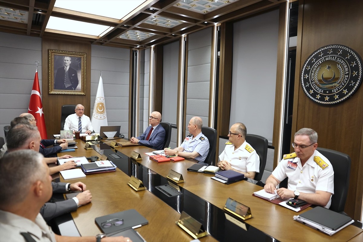 Milli Savunma Bakanı Yaşar Güler (sağda) başkanlığında, Genelkurmay Başkanı Orgeneral Metin Gürak...