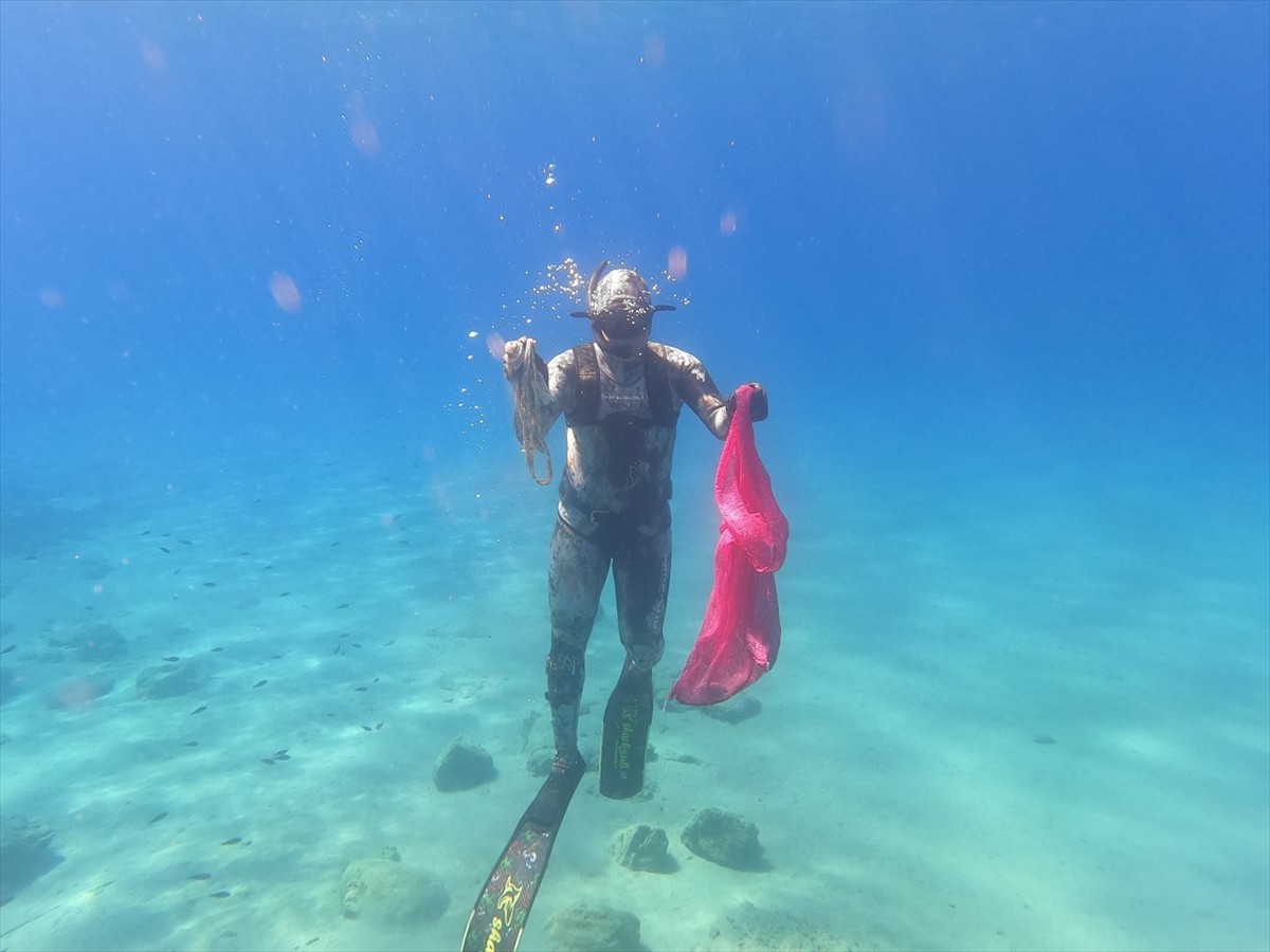 Muğla'nın Bodrum ilçesinde gönüllü dalgıçlar deniz dibi temizliğinin bu sezonki çalışmasını...