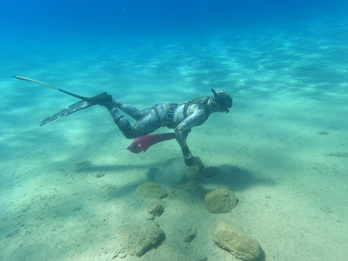 Muğla'nın Bodrum ilçesinde gönüllü dalgıçlar deniz dibi temizliğinin bu sezonki çalışmasını...