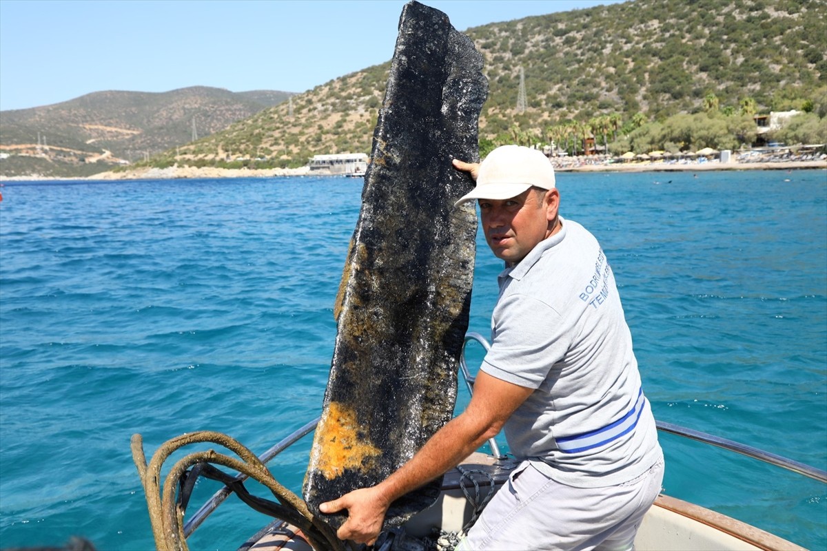 Muğla'nın Bodrum ilçesinde gönüllü dalgıçlar deniz dibi temizliğinin bu sezonki çalışmasını...