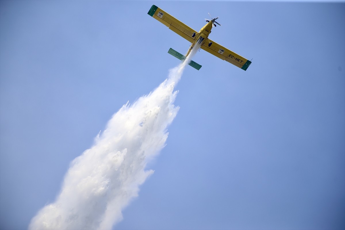 Muğla'nın Fethiye ilçesinde ormanlık alanda çıkan yangın havadan ve karadan müdahaleyle...