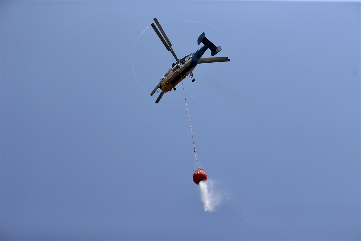 Muğla'nın Fethiye ilçesinde ormanlık alanda çıkan yangın havadan ve karadan müdahaleyle...