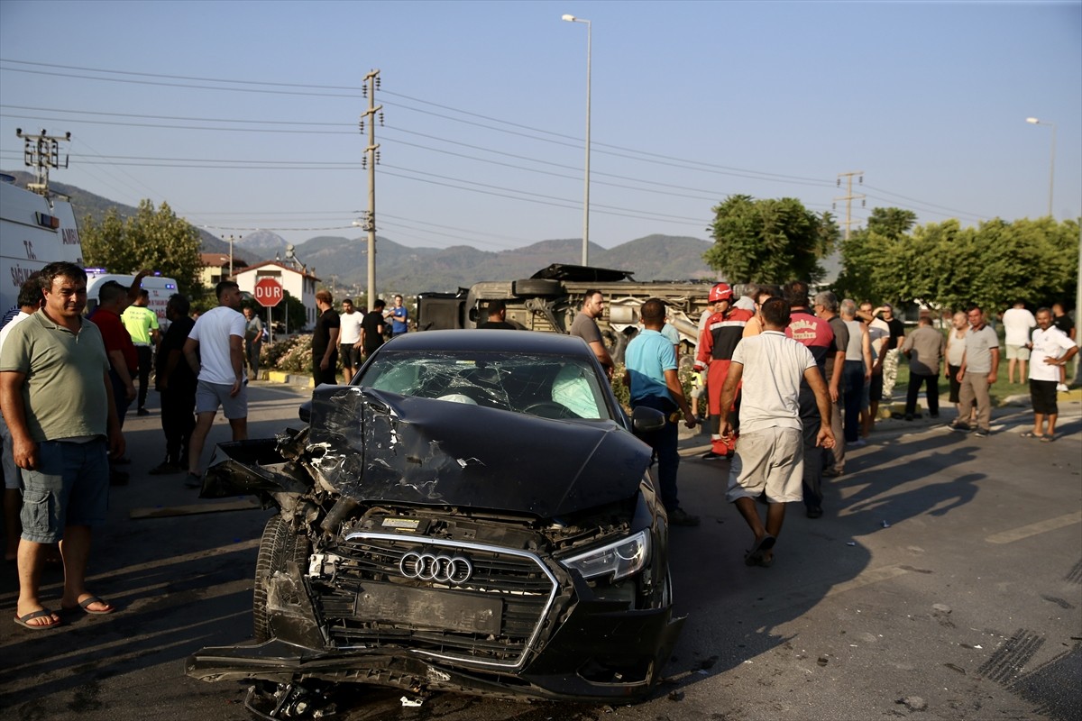 Muğla'nın Fethiye ilçesinde otomobille minibüsün çarpışması sonucu 7 kişi yaralandı.