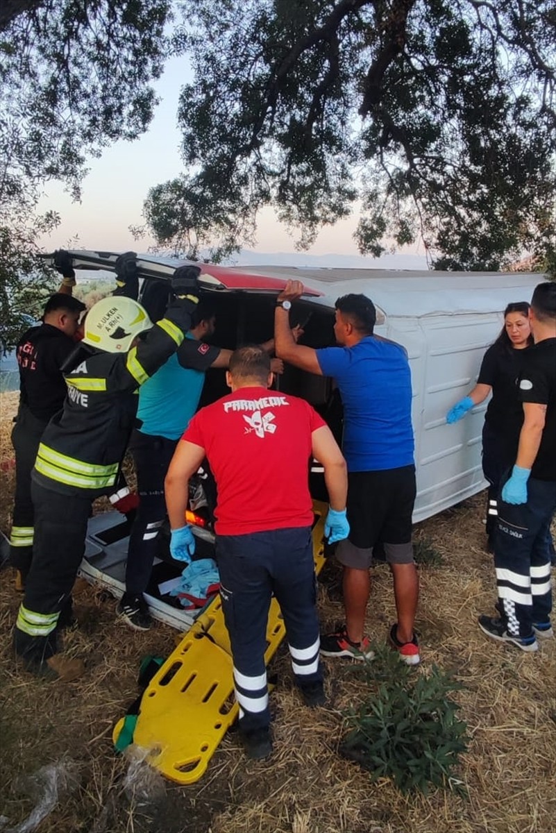 Muğla'nın Milas ilçesinde, Bodrum-Milas kara yolunda çekici ile tur minibüsünün çarpışması sonucu...