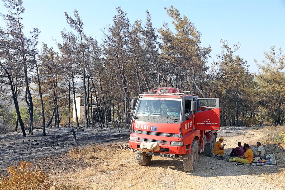 Muğla'nın Milas ilçesinde çıkan orman yangını kara ve hava ekiplerinin müdahalesiyle kontrol...
