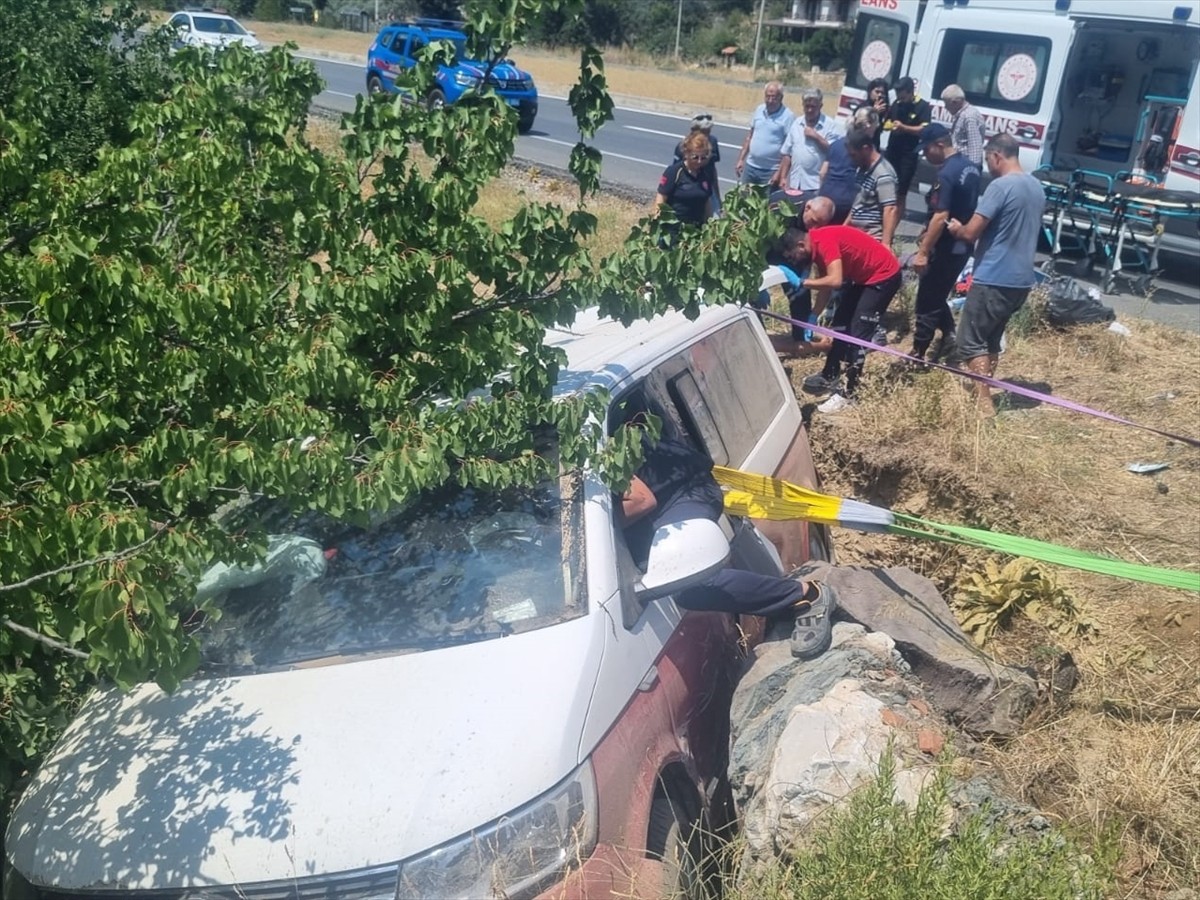 Muğla'nın Milas ilçesinde şarampole devrilen minibüsteki 7 kişi yaralandı. Kaza yerine sağlık...