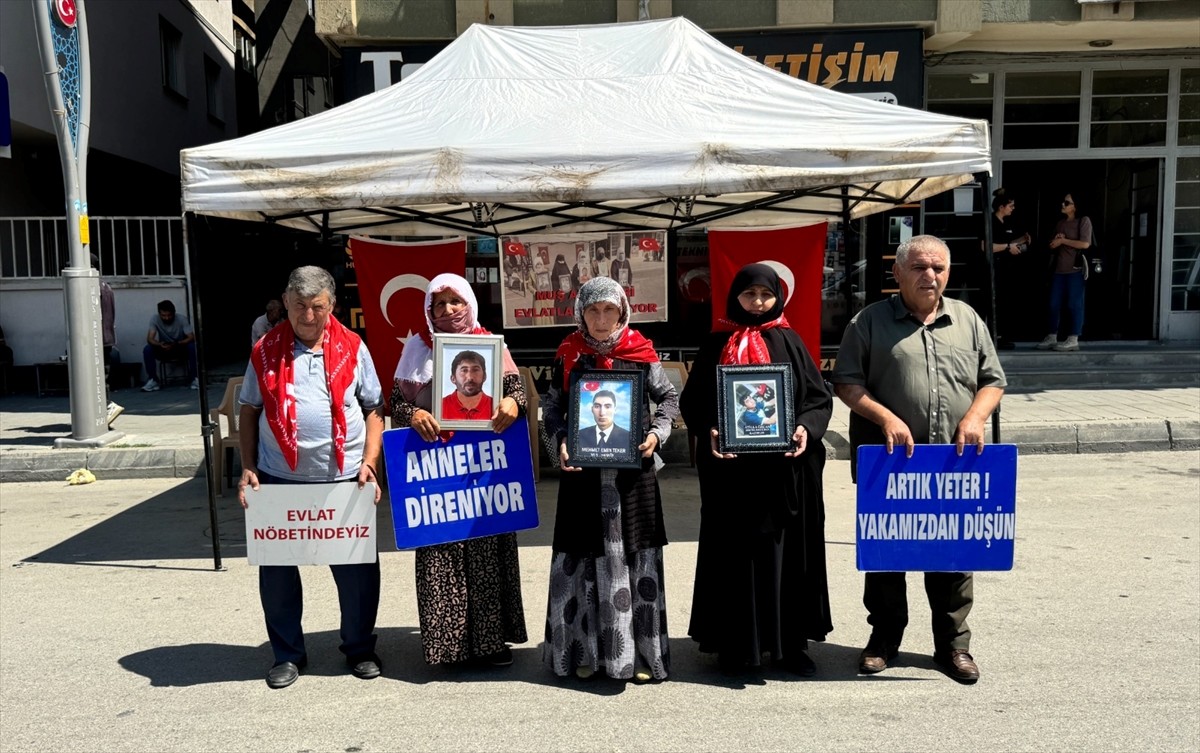 Muş'ta çocuklarının terör örgütü PKK tarafından dağa götürülmesinden DEM Parti'yi sorumlu tutan...