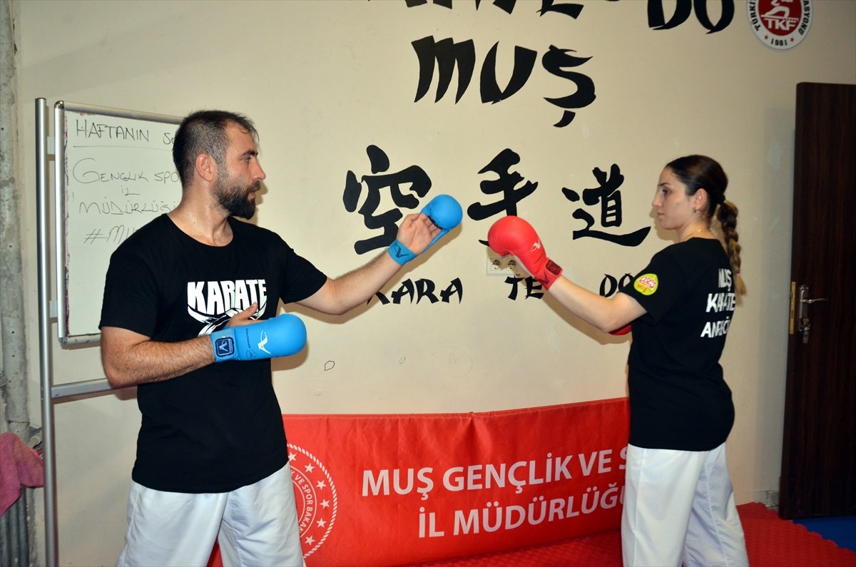 Muş'ta karate antrenörleri Aydan ve Yakup Ferhatoğlu çifti, 350 çocuğa karate öğretiyor. 