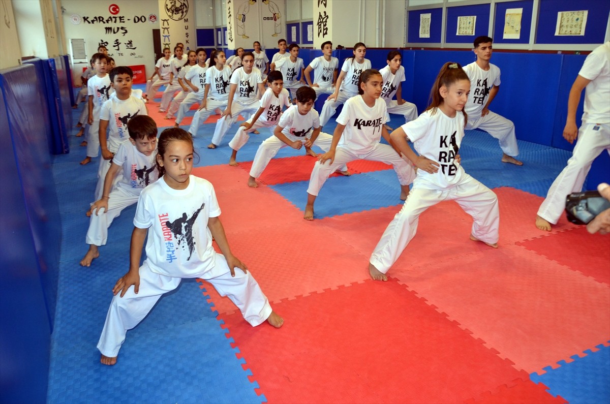 Muş'ta karate antrenörleri Aydan ve Yakup Ferhatoğlu çifti, 350 çocuğa karate öğretiyor. 