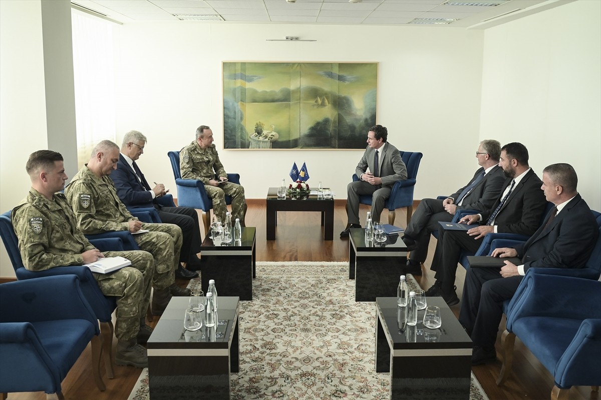 NATO'nun Kosova'daki Barış Gücü (KFOR), Kosova'nın kuzeyindeki Mitroviça'da, şehrin Arnavut ve...