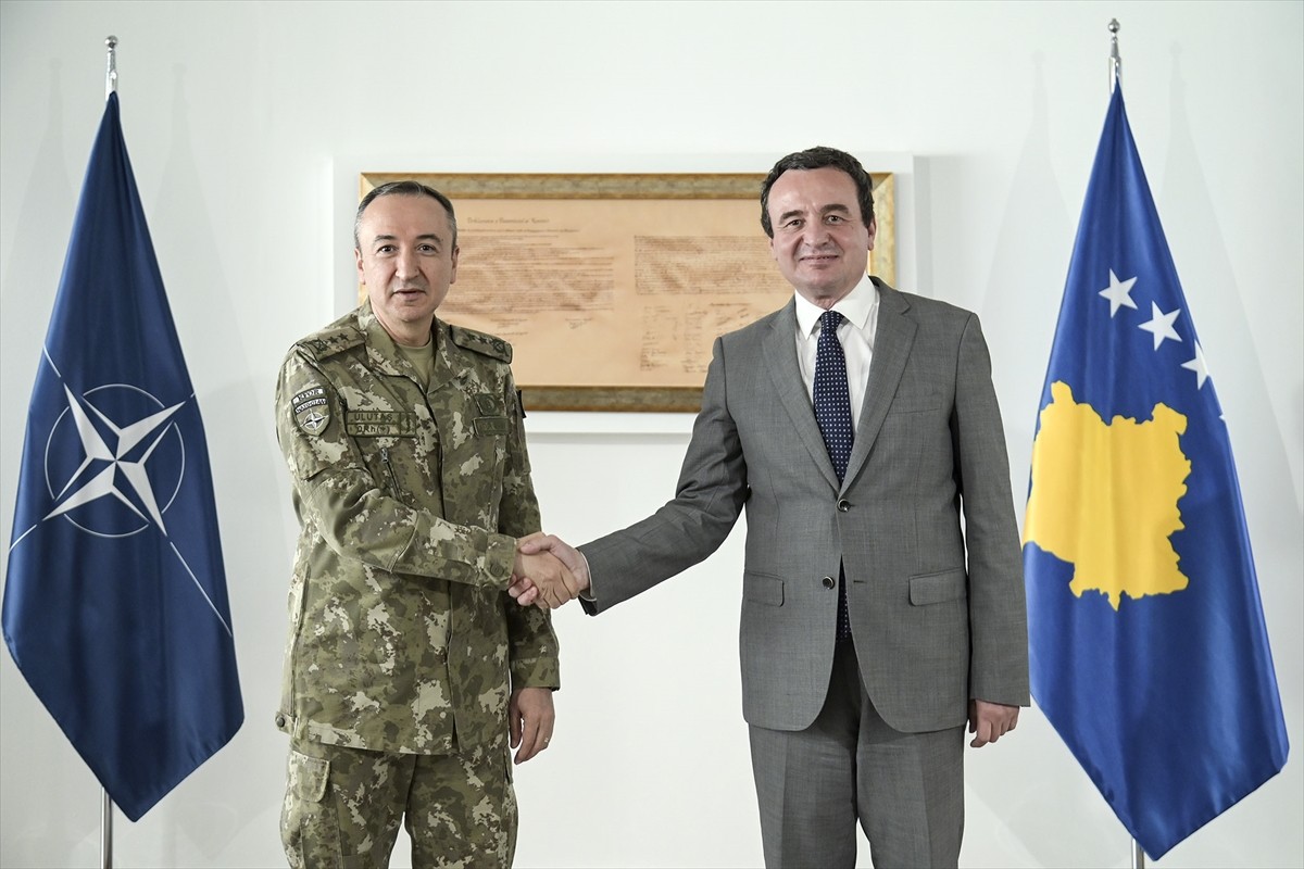 NATO'nun Kosova'daki Barış Gücü (KFOR), Kosova'nın kuzeyindeki Mitroviça'da, şehrin Arnavut ve...