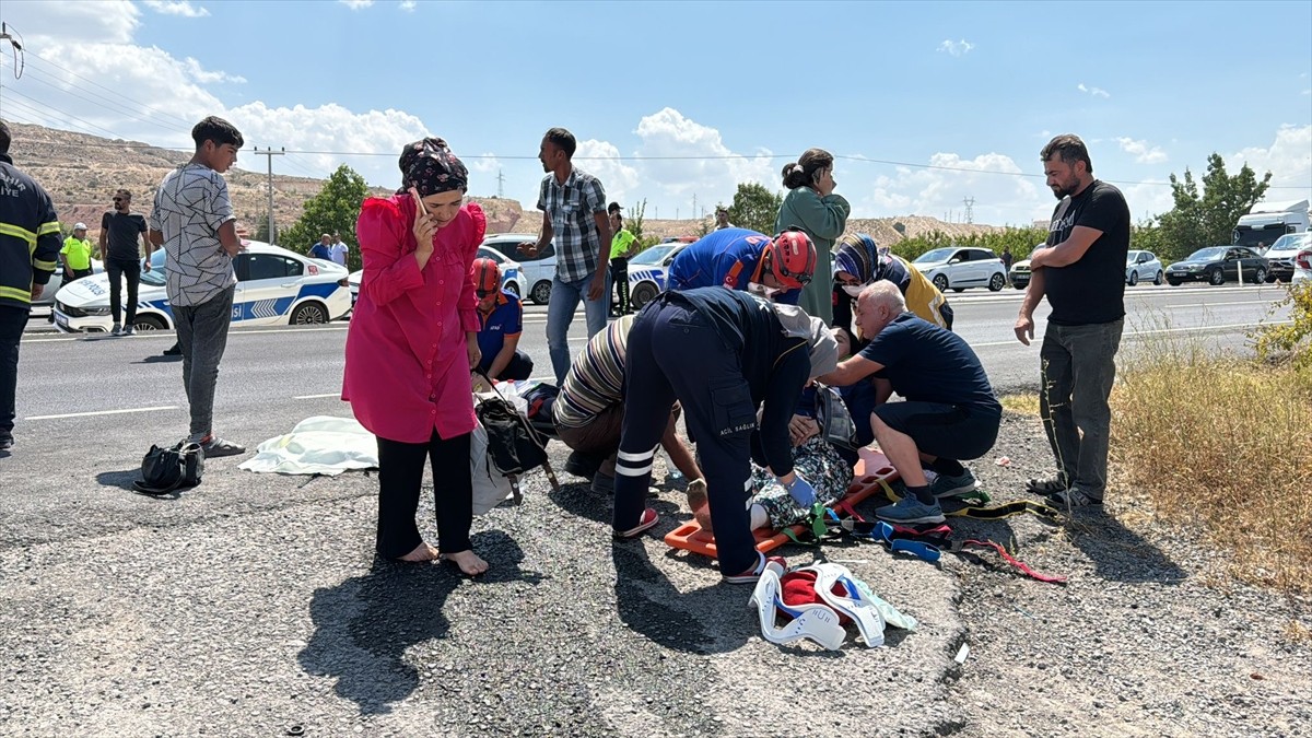 Nevşehir'de düğüne gidenlerin bulunduğu minibüs ile otomobilin çarpışması sonucu 2'si ağır 13 kişi...