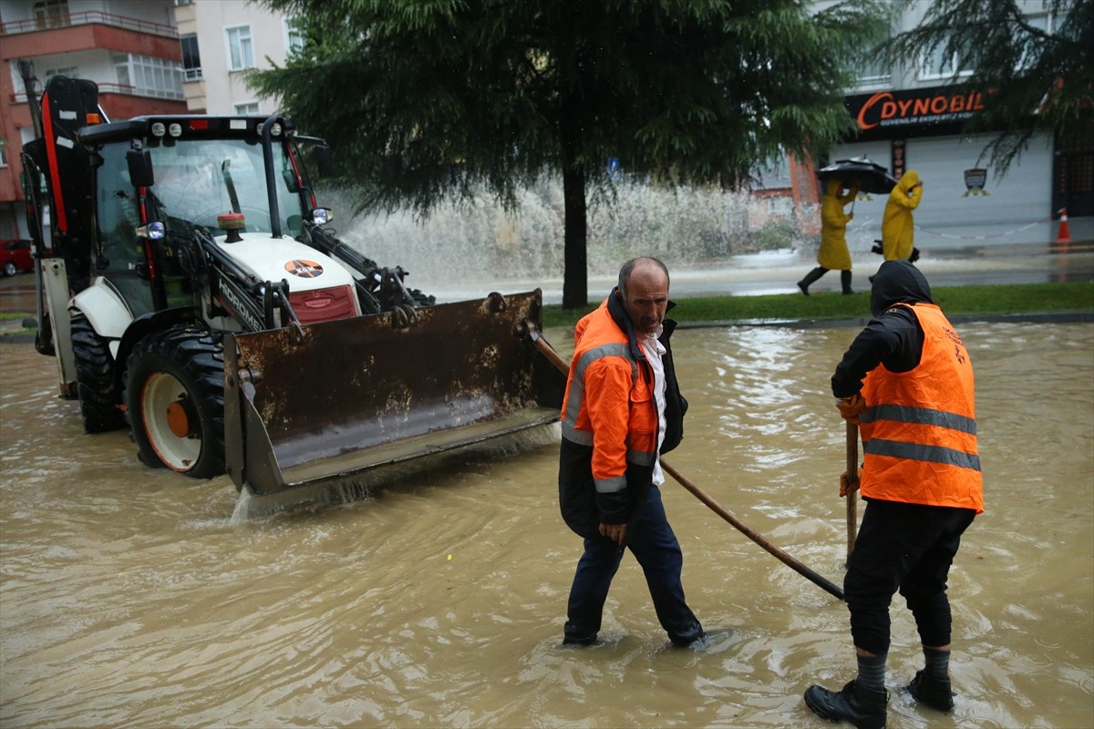 Ordu'nun Altınordu ilçesinde şiddetli yağış nedeniyle bazı ev ve iş yerlerini su bastı. İlçede...