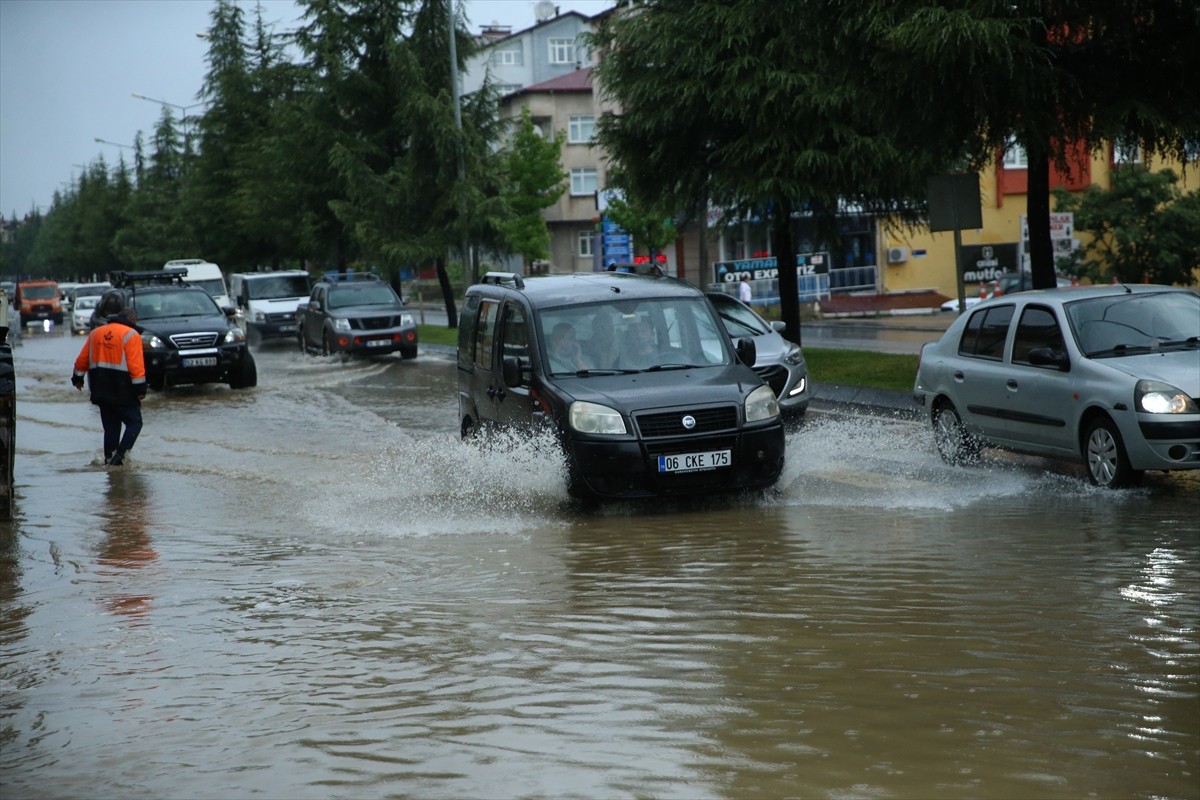 Ordu'nun Altınordu ilçesinde şiddetli yağış nedeniyle bazı ev ve iş yerlerini su bastı. İlçede...