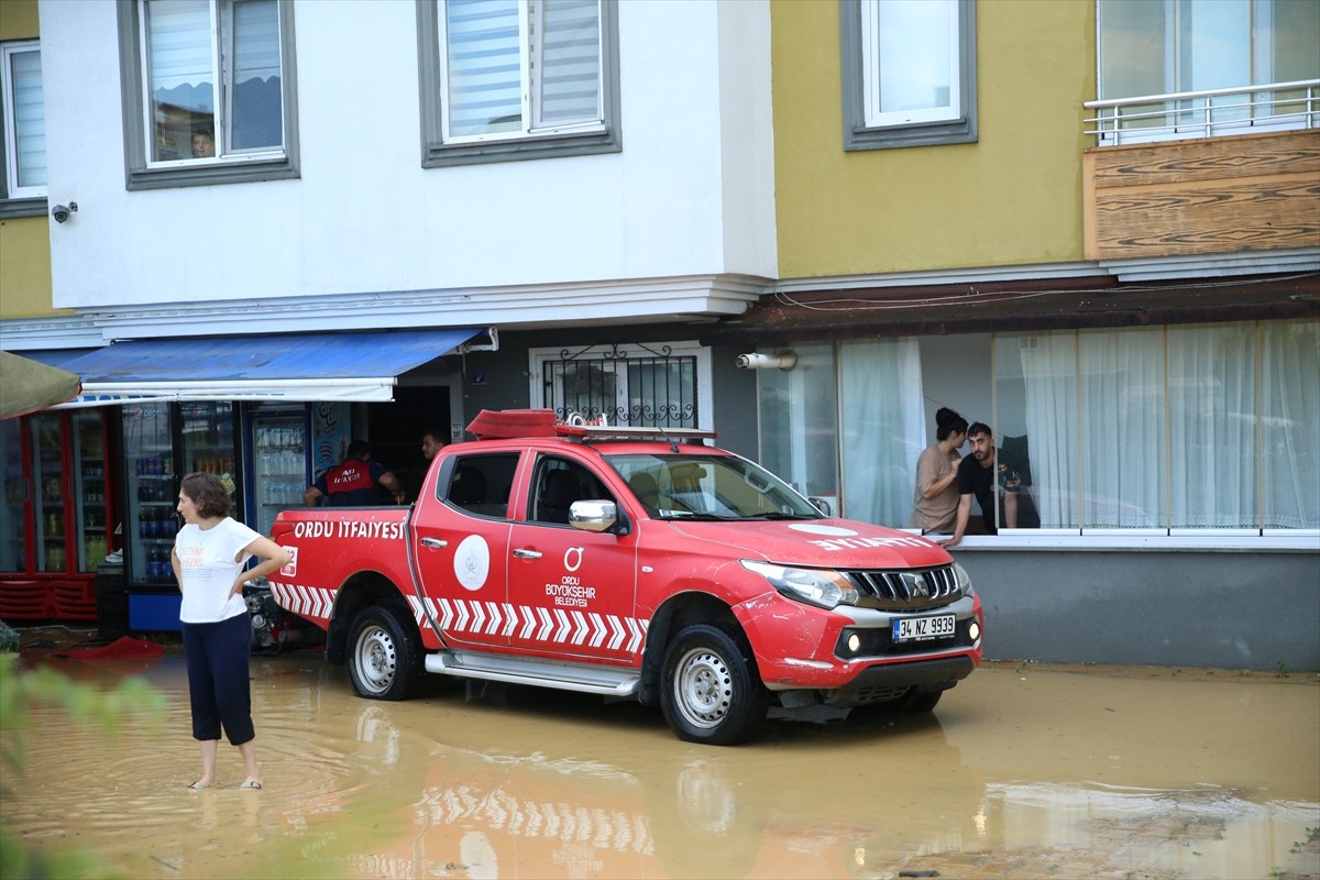 Ordu'nun Altınordu ilçesinde şiddetli yağış nedeniyle bazı ev ve iş yerlerini su bastı. Yağışla...