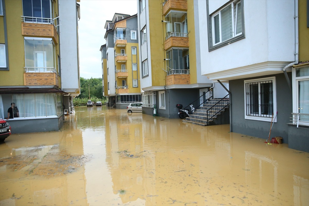 Ordu'nun Altınordu ilçesinde şiddetli yağış nedeniyle bazı ev ve iş yerlerini su bastı. Yağışla...