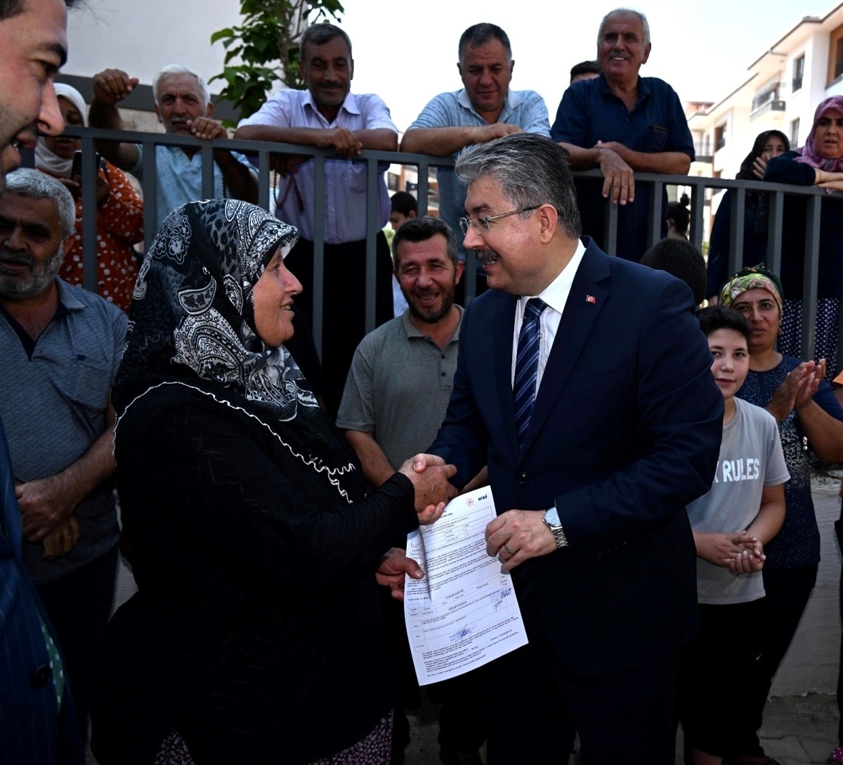 Osmaniye'nin Düziçi ilçesinde, yapımı tamamlanan 60 deprem konutunun anahtarları hak sahiplerine...