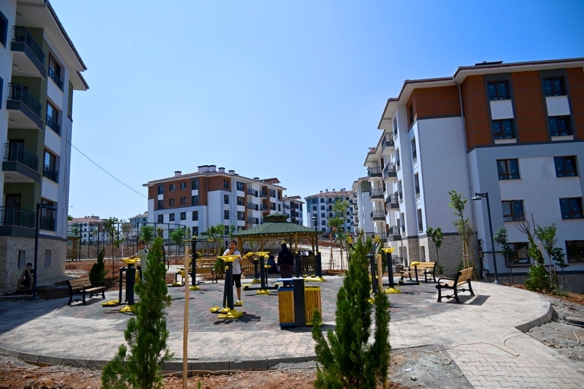 Osmaniye'nin Düziçi ilçesinde, yapımı tamamlanan 60 deprem konutunun anahtarları hak sahiplerine...