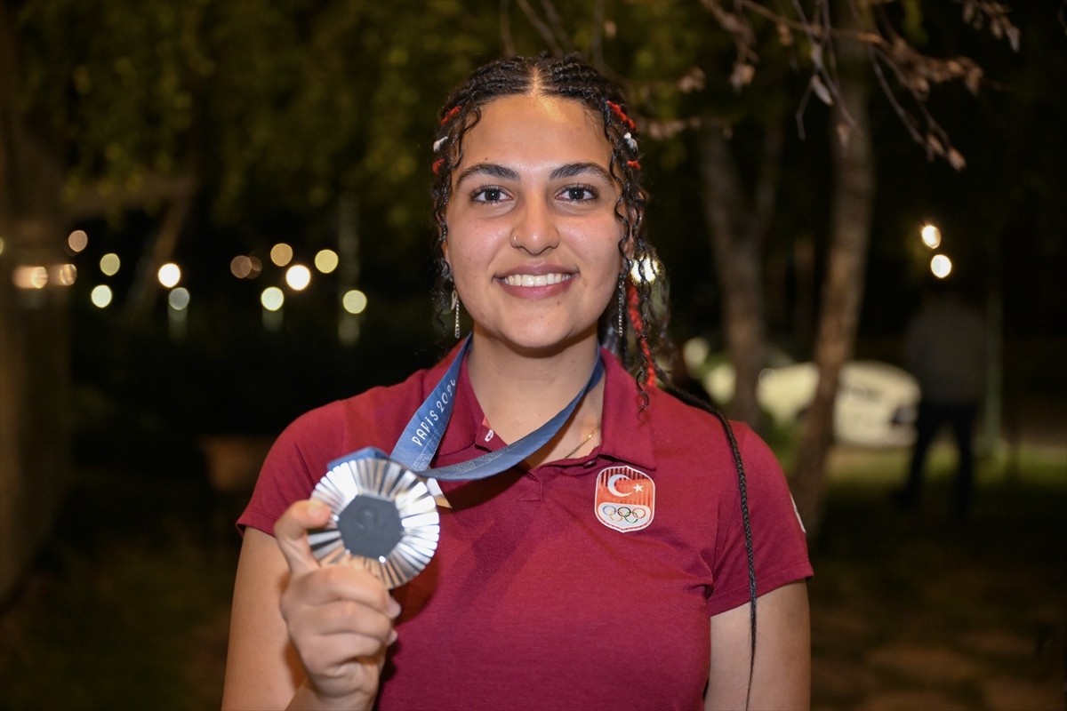 Paris 2024 Olimpiyat Oyunları'nda 10 metre havalı tabanca karışık takım mücadelesinde Yusuf Dikeç...