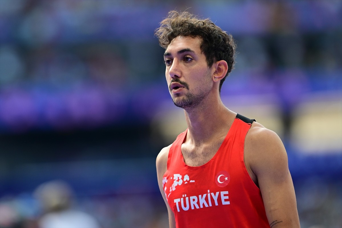 Paris 2024 Olimpiyat Oyunları'nda atletizm erkekler yüksek atlama elemeleri Fransa'nın başkenti...