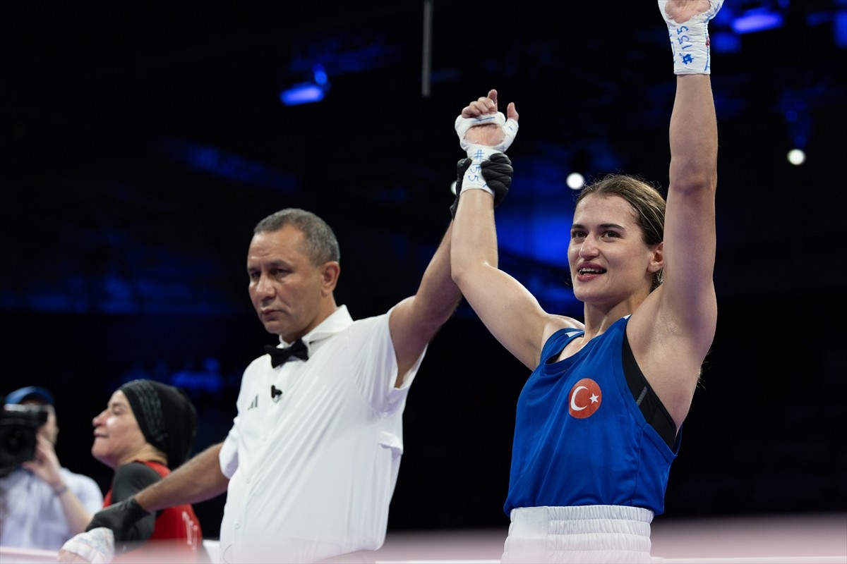 Paris 2024 Olimpiyat Oyunları'nda boks branşı kadınlar 57 kiloda son 16 turu müsabakaları yapıldı....