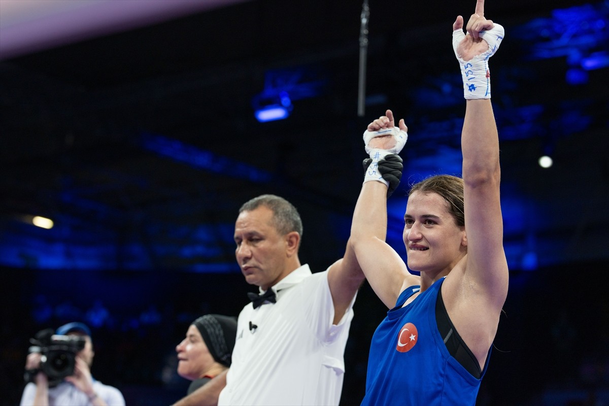 Paris 2024 Olimpiyat Oyunları'nda boks branşı kadınlar 57 kiloda son 16 turu müsabakaları yapıldı....