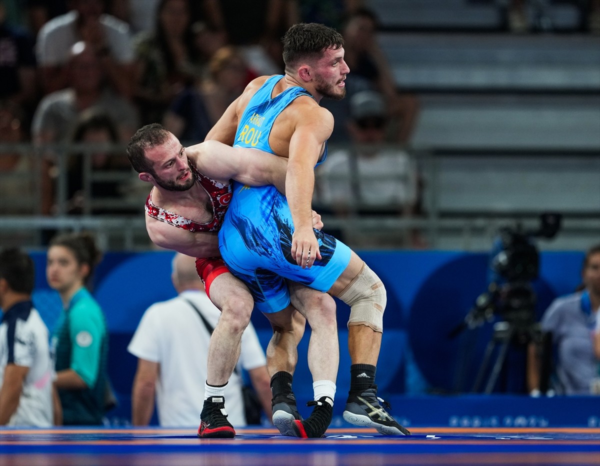 Paris 2024 Olimpiyat Oyunları'nda erkekler 60 kilo grekoromen stilde son 16 turu, Champ de Mars...