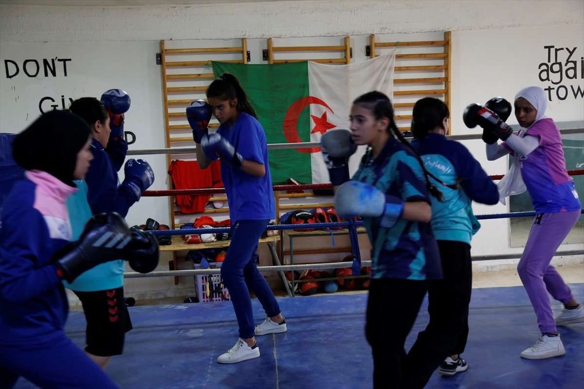 Paris 2024 Olimpiyat Oyunları'nda finale kalan Cezayirli boksör İman Halif, yakınları ve doğduğu...