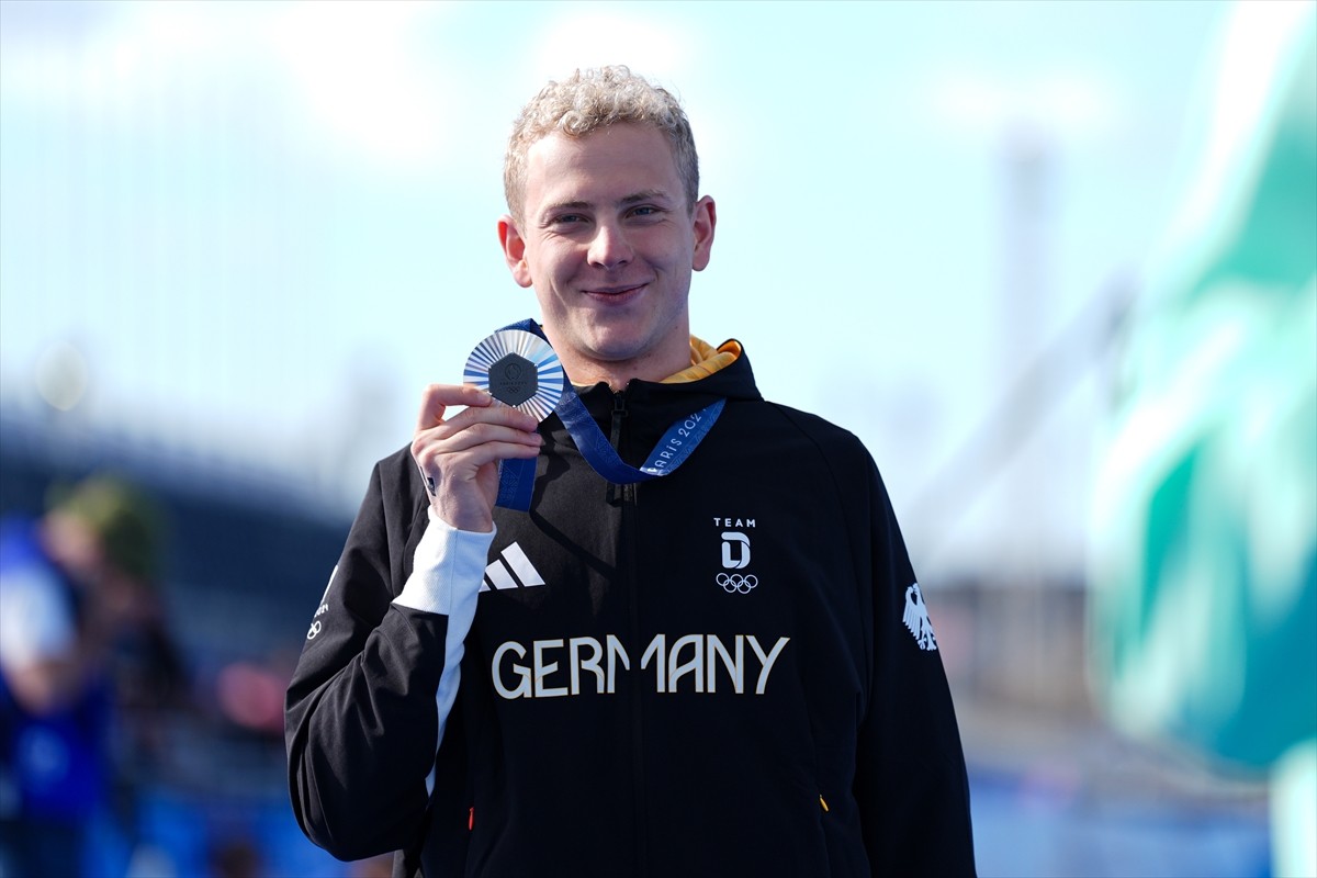 Paris 2024 Olimpiyat Oyunları'nda maraton yüzme erkekler 10 kilometrede Macar Kristof Rasovszky...