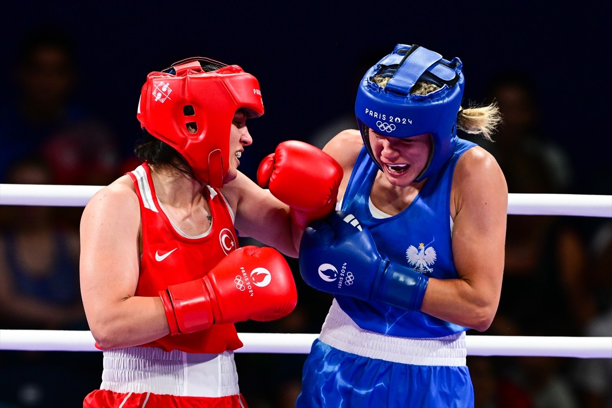 Paris 2024 Olimpiyat Oyunları'nda milli sporcu Busenaz Sürmeneli (kırmızı), North Paris Arena’da...