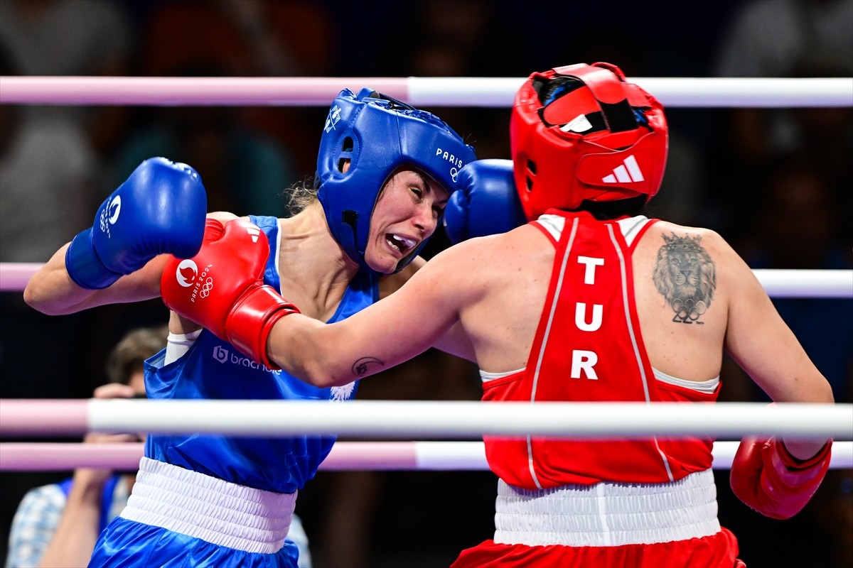 Paris 2024 Olimpiyat Oyunları'nda milli sporcu Busenaz Sürmeneli (kırmızı), North Paris Arena’da...