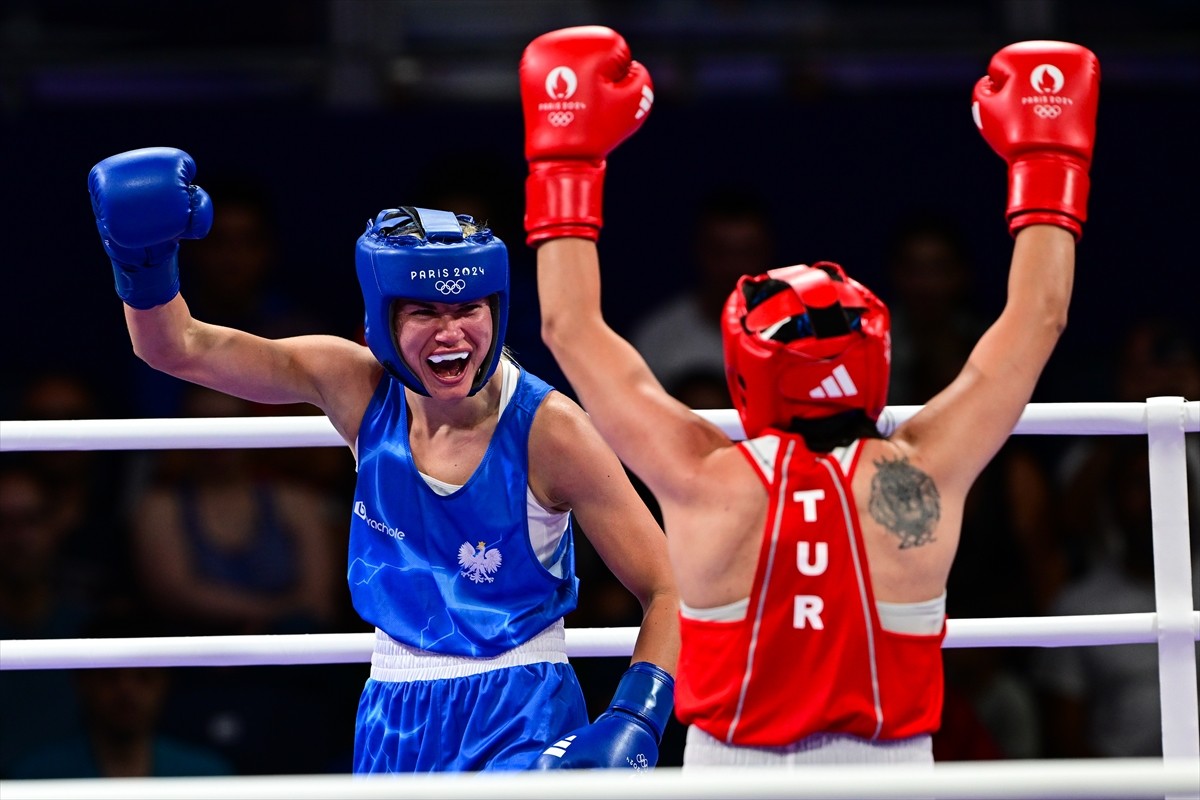 Paris 2024 Olimpiyat Oyunları'nda milli sporcu Busenaz Sürmeneli (kırmızı), North Paris Arena’da...