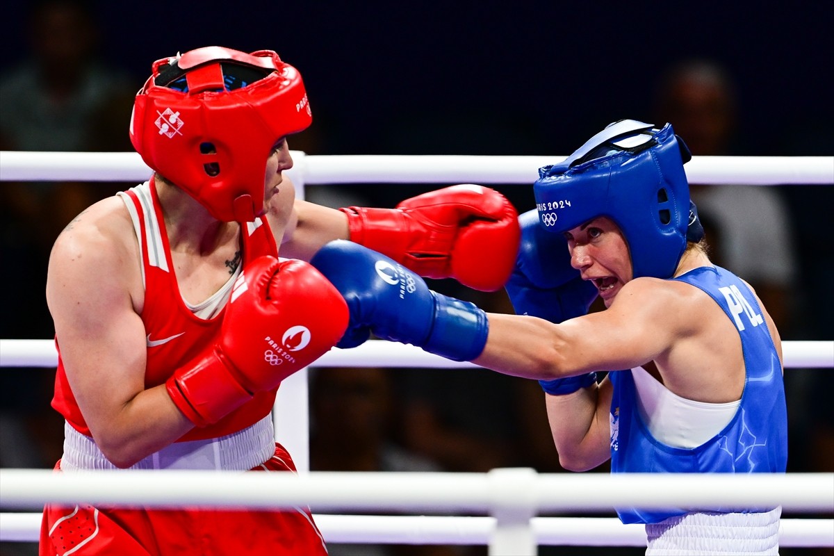 Paris 2024 Olimpiyat Oyunları'nda milli sporcu Busenaz Sürmeneli (kırmızı), North Paris Arena’da...