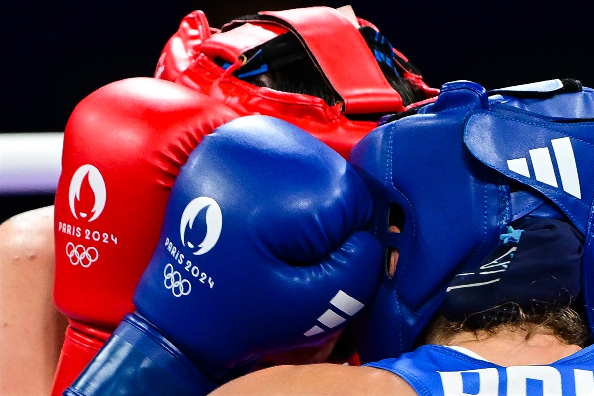 Paris 2024 Olimpiyat Oyunları'nda milli sporcu Busenaz Sürmeneli (kırmızı), North Paris Arena’da...