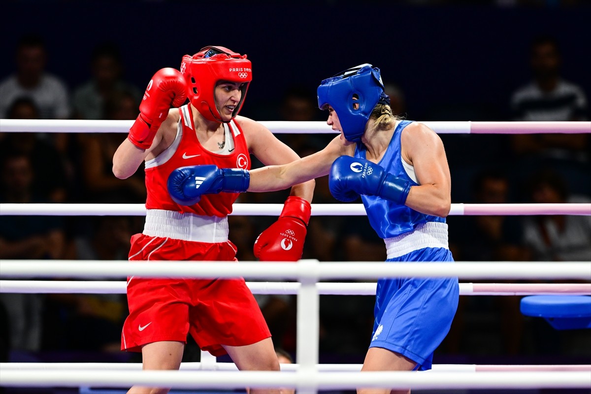 Paris 2024 Olimpiyat Oyunları'nda milli sporcu Busenaz Sürmeneli (kırmızı), North Paris Arena’da...